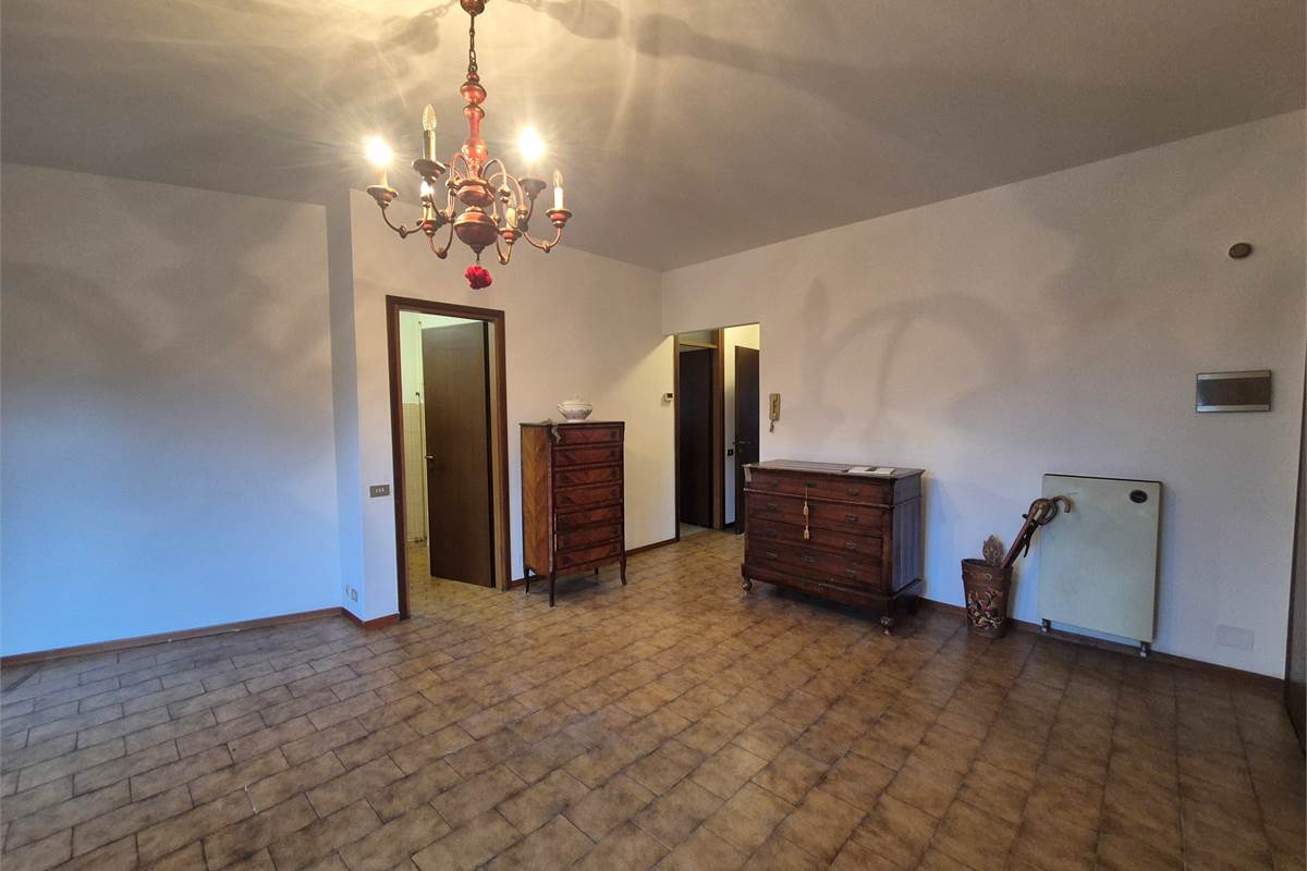 Trilocale con balcone, autorimessa e cantina a Villa Guardia