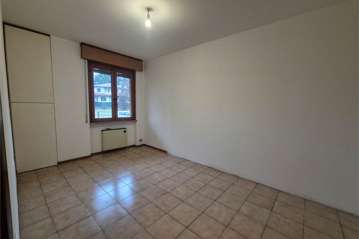 Trilocale con balcone, autorimessa e cantina a Villa Guardia