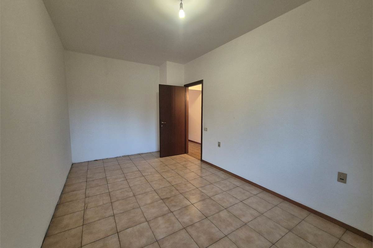 Trilocale con balcone, autorimessa e cantina a Villa Guardia