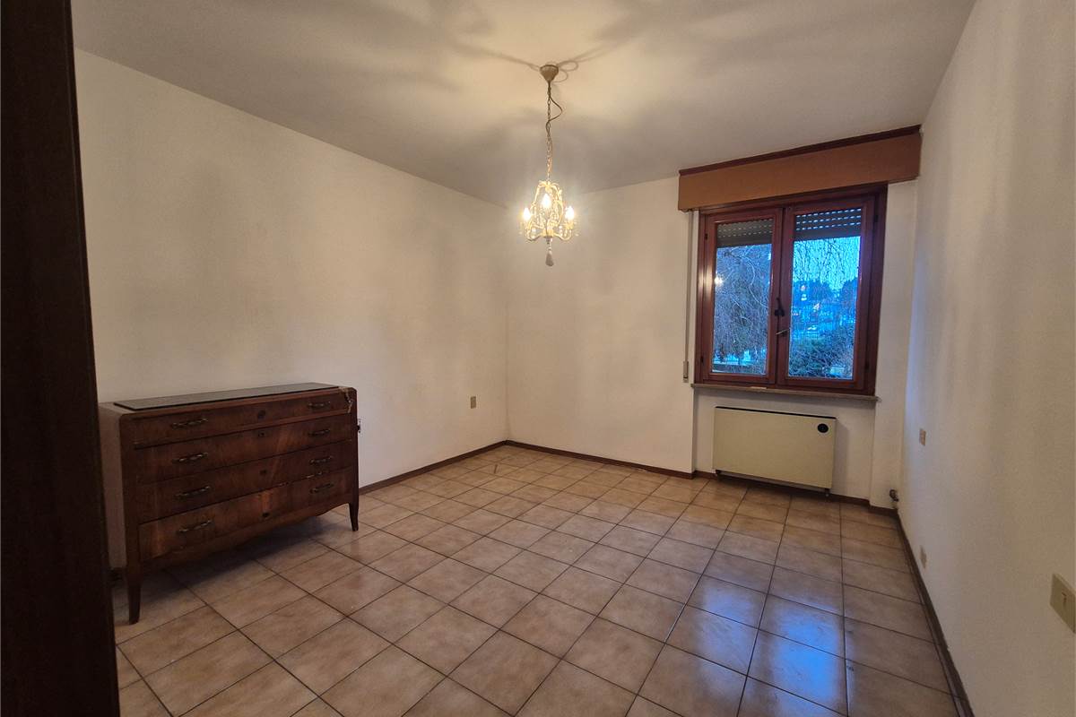 Trilocale con balcone, autorimessa e cantina a Villa Guardia