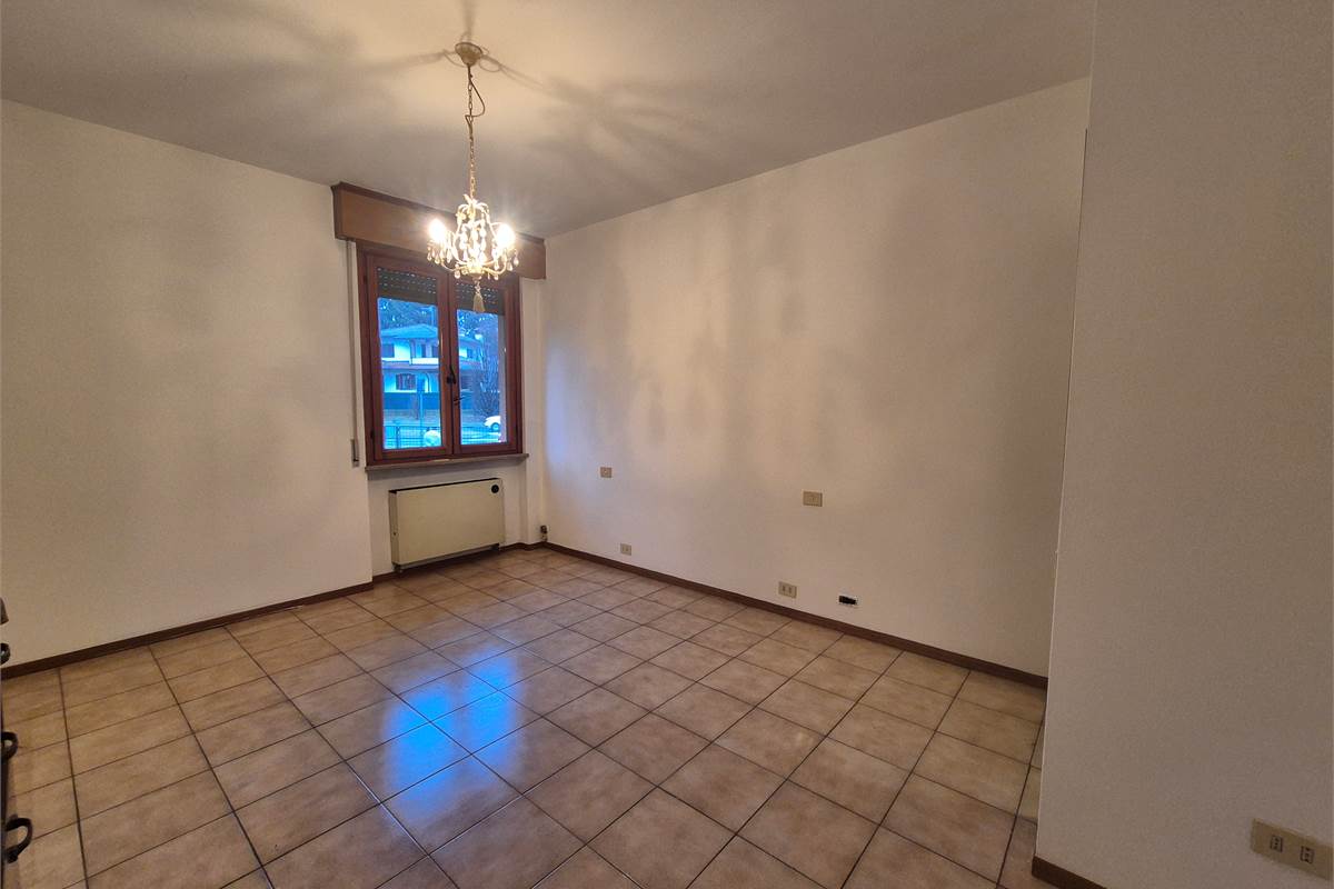 Trilocale con balcone, autorimessa e cantina a Villa Guardia