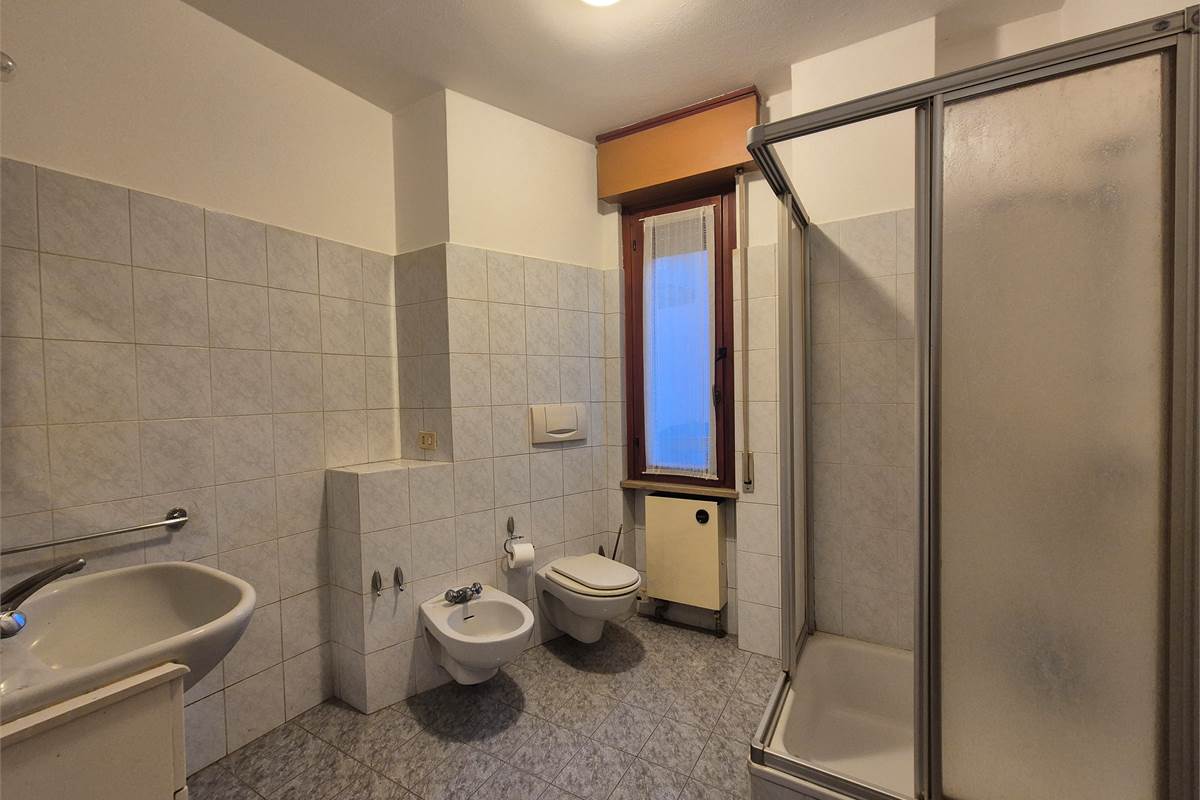 Trilocale con balcone, autorimessa e cantina a Villa Guardia