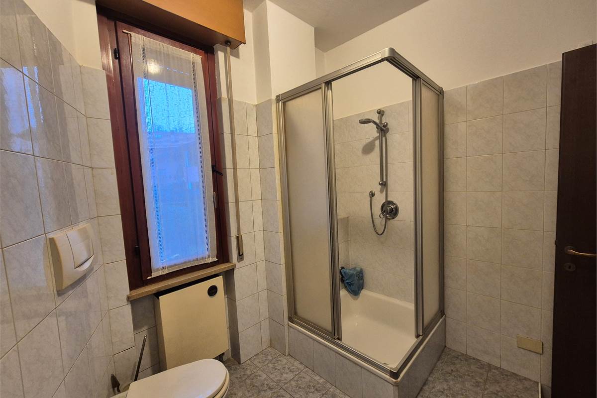 Trilocale con balcone, autorimessa e cantina a Villa Guardia