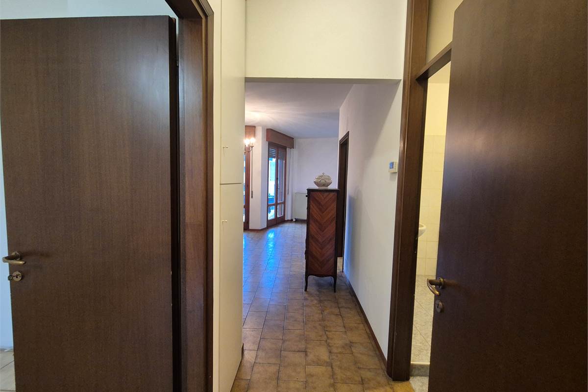 Trilocale con balcone, autorimessa e cantina a Villa Guardia