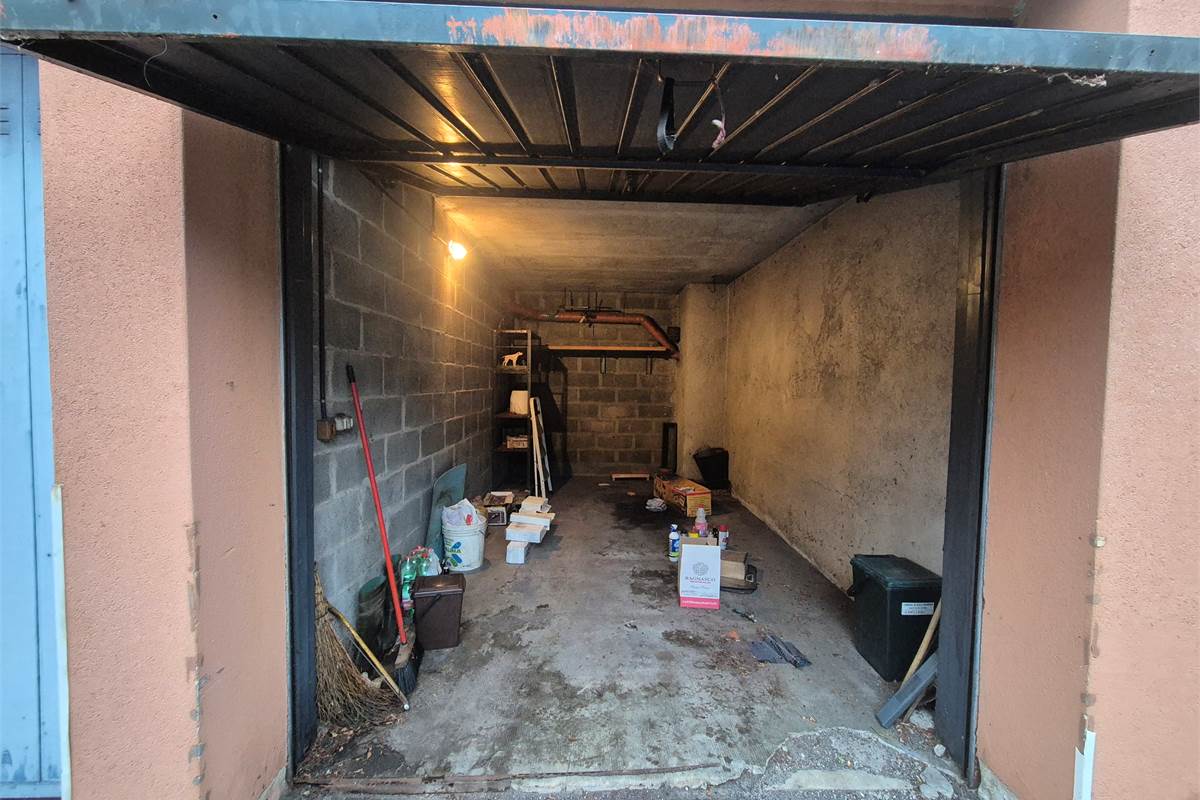 Trilocale con balcone, autorimessa e cantina a Villa Guardia