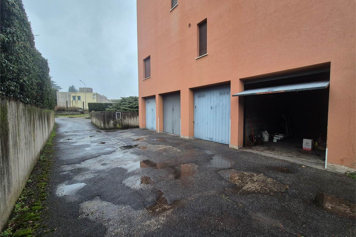 Trilocale con balcone, autorimessa e cantina a Villa Guardia