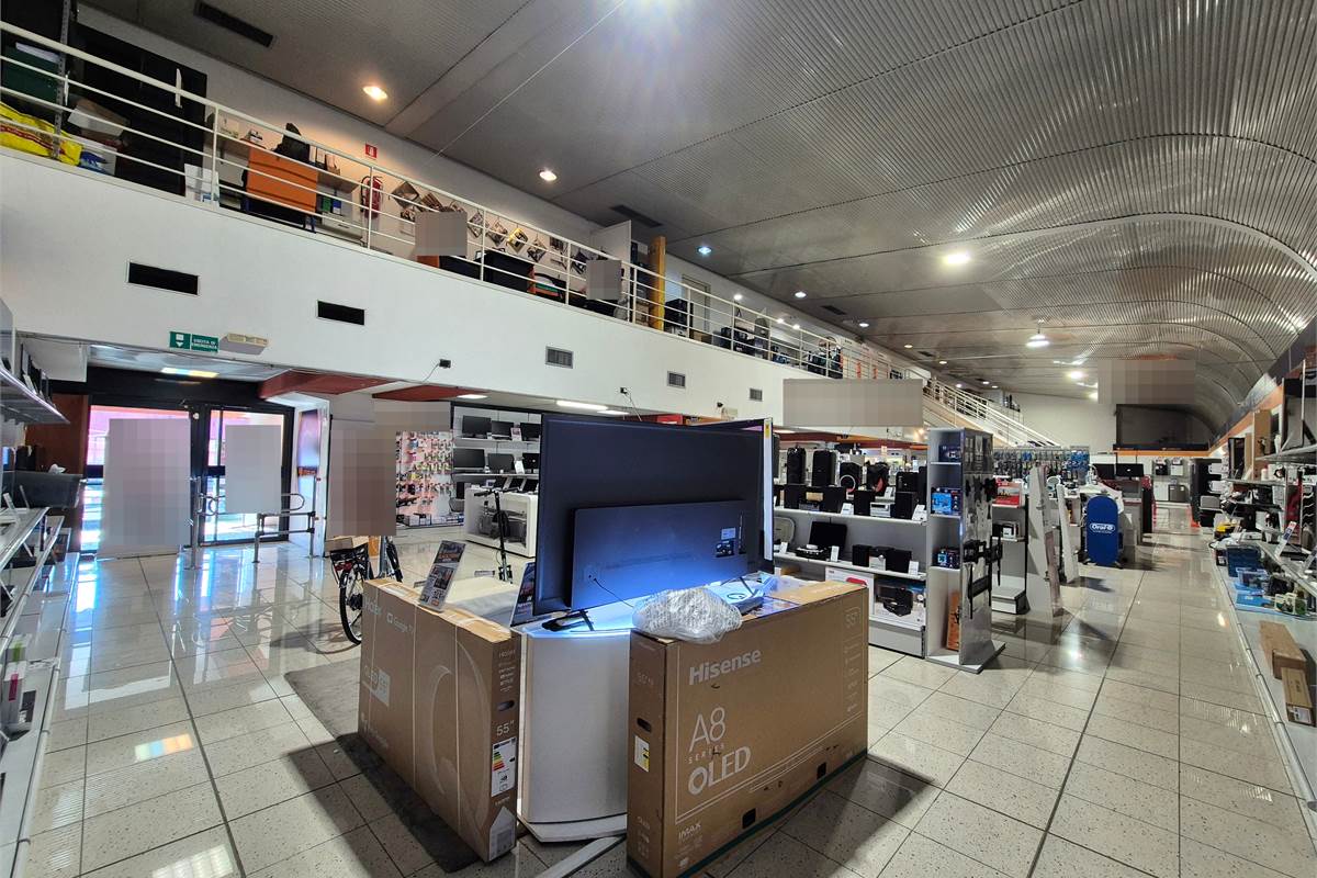 Spaziosa attività nel settore elettronico in vendita