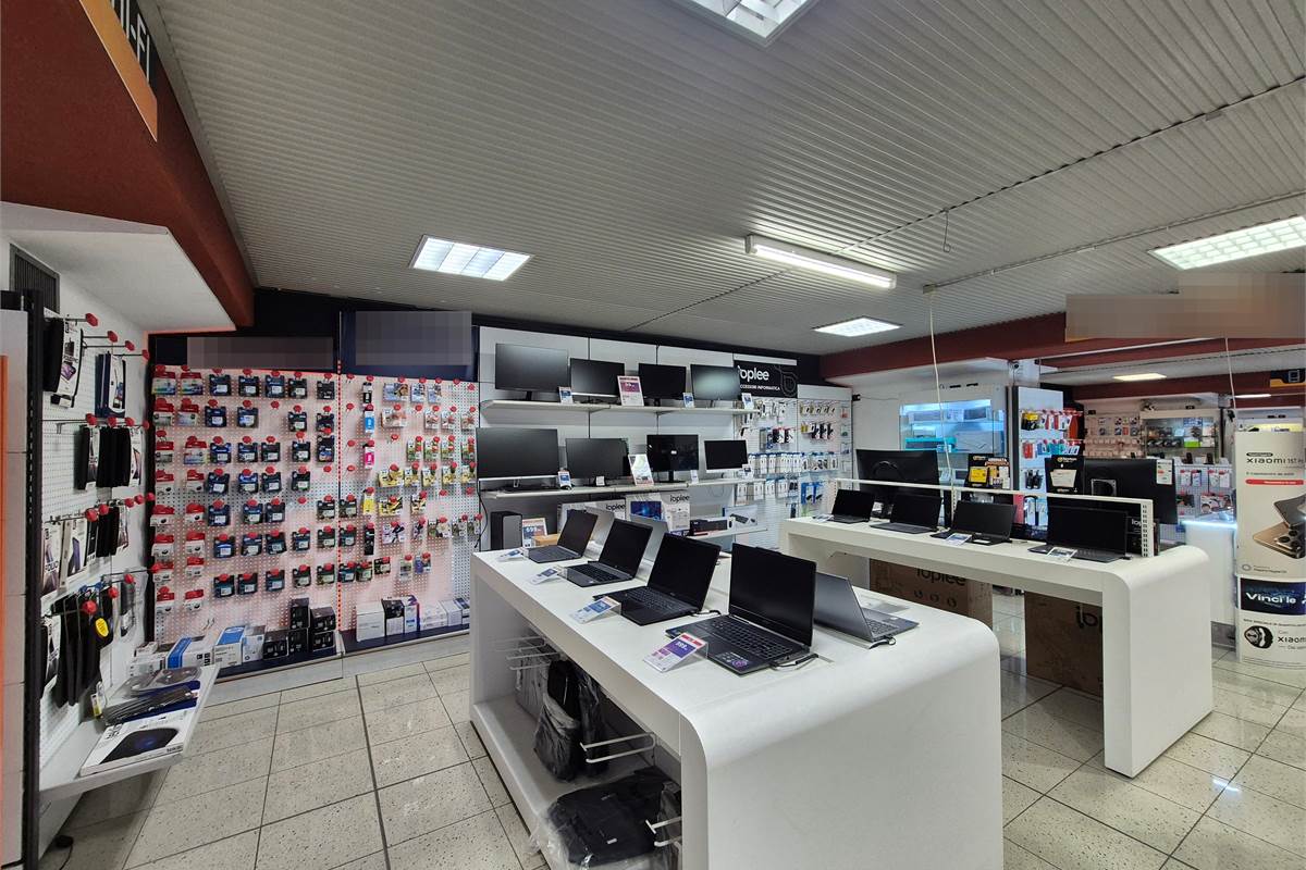 Spaziosa attività nel settore elettronico in vendita
