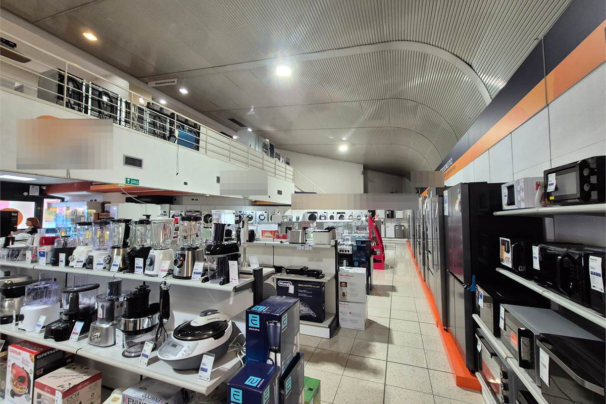 Spaziosa attività nel settore elettronico in vendita