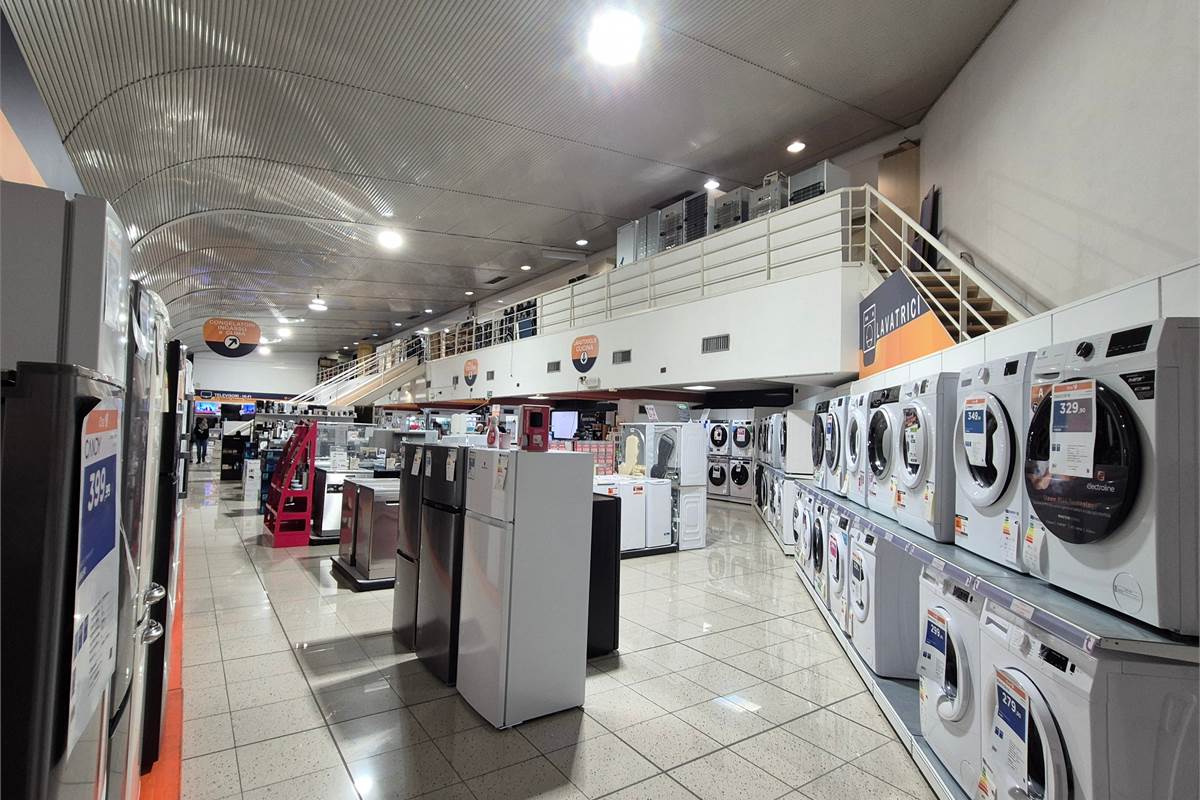 Spaziosa attività nel settore elettronico in vendita