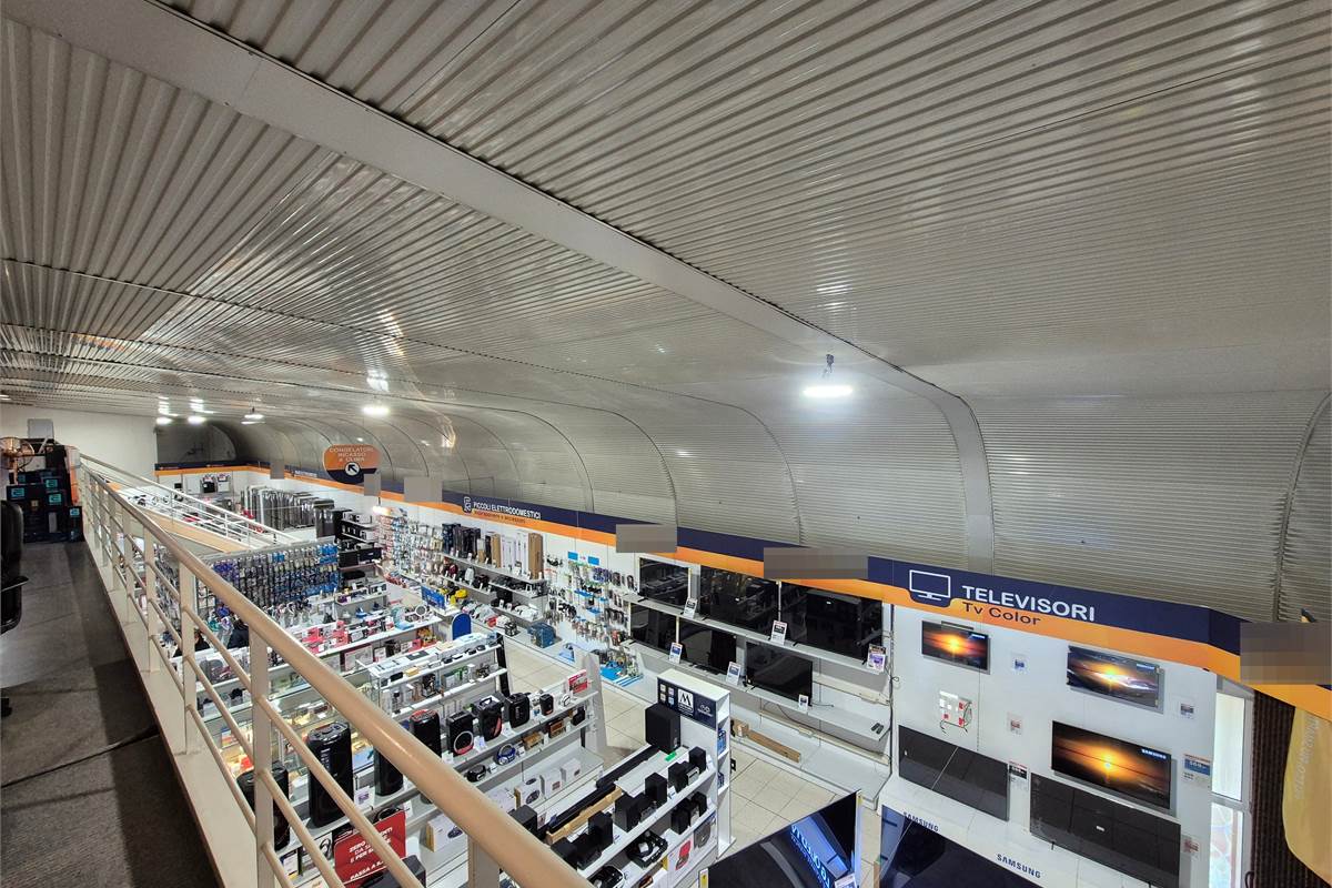 Spaziosa attività nel settore elettronico in vendita