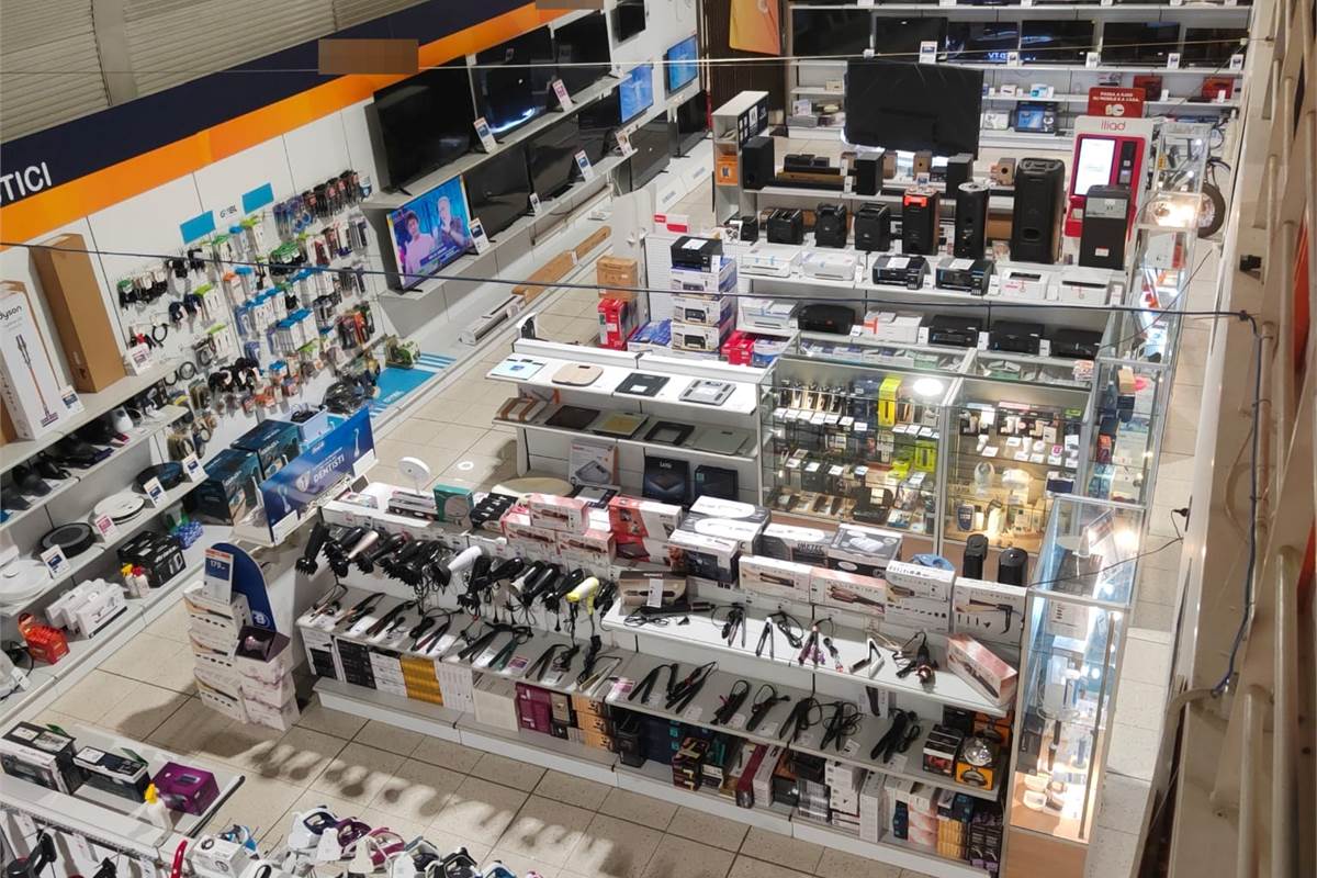 Spaziosa attività nel settore elettronico in vendita