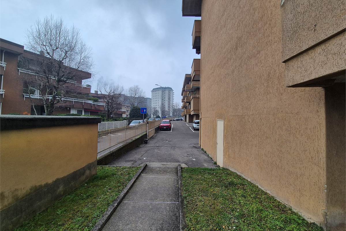 Trilocale a Lipomo con autorimessa e cantina