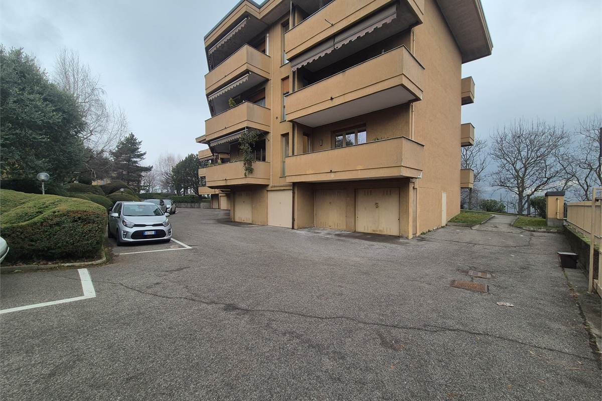 Trilocale a Lipomo con autorimessa e cantina