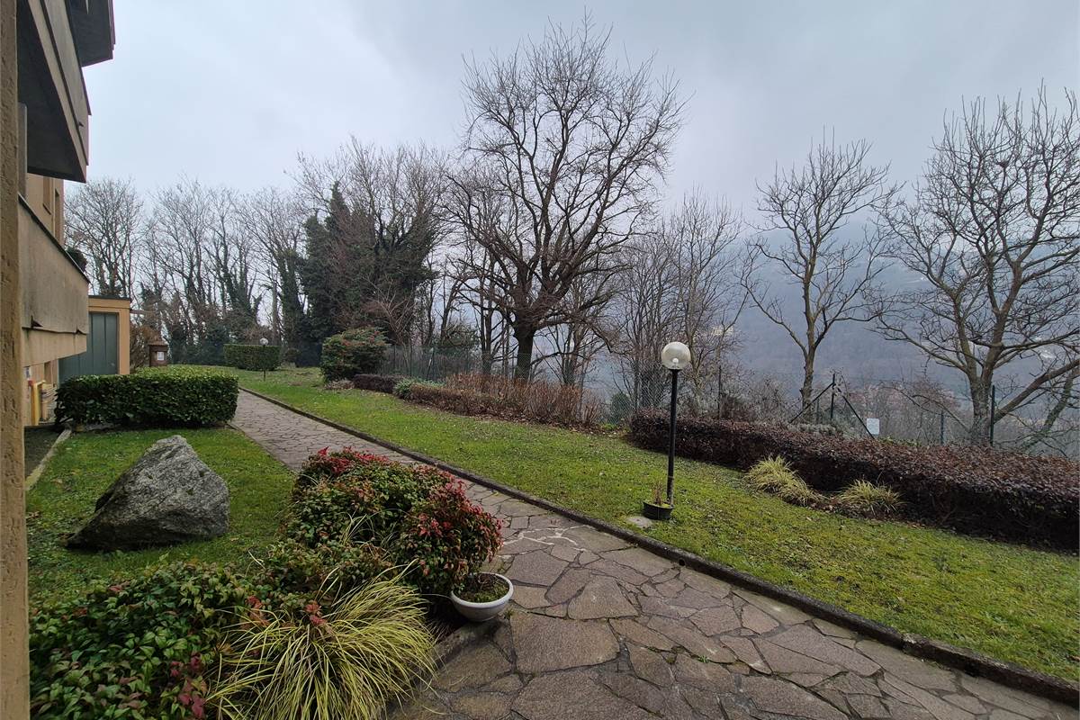 Trilocale a Lipomo con autorimessa e cantina