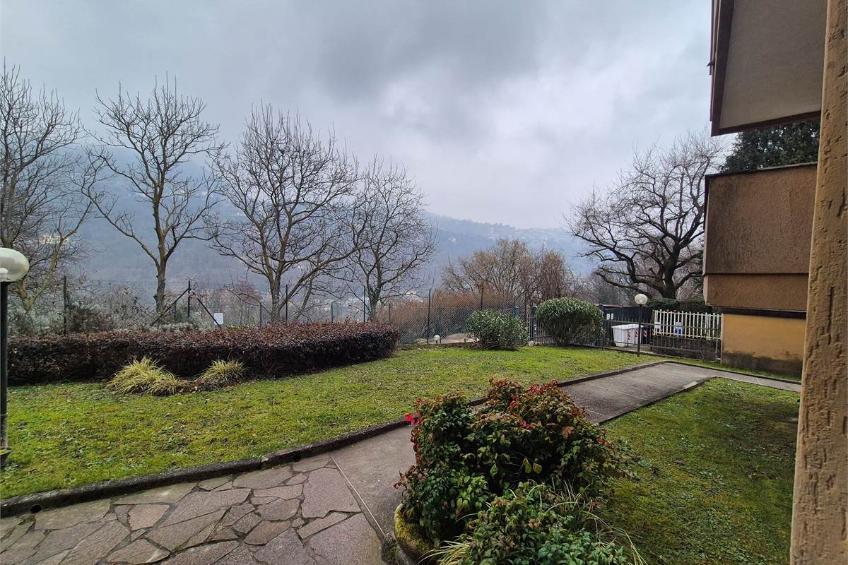 Trilocale a Lipomo con autorimessa e cantina