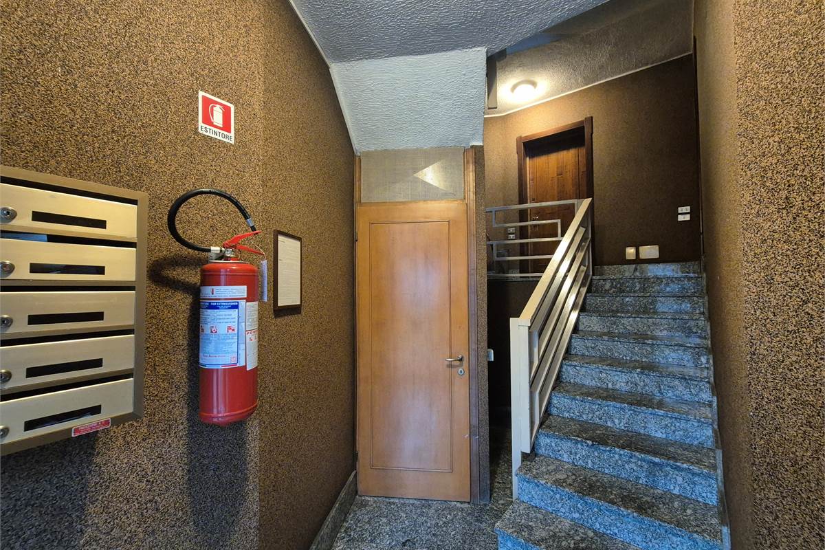 Trilocale a Lipomo con autorimessa e cantina