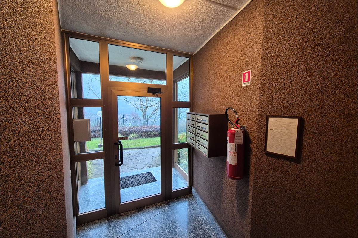 Trilocale a Lipomo con autorimessa e cantina