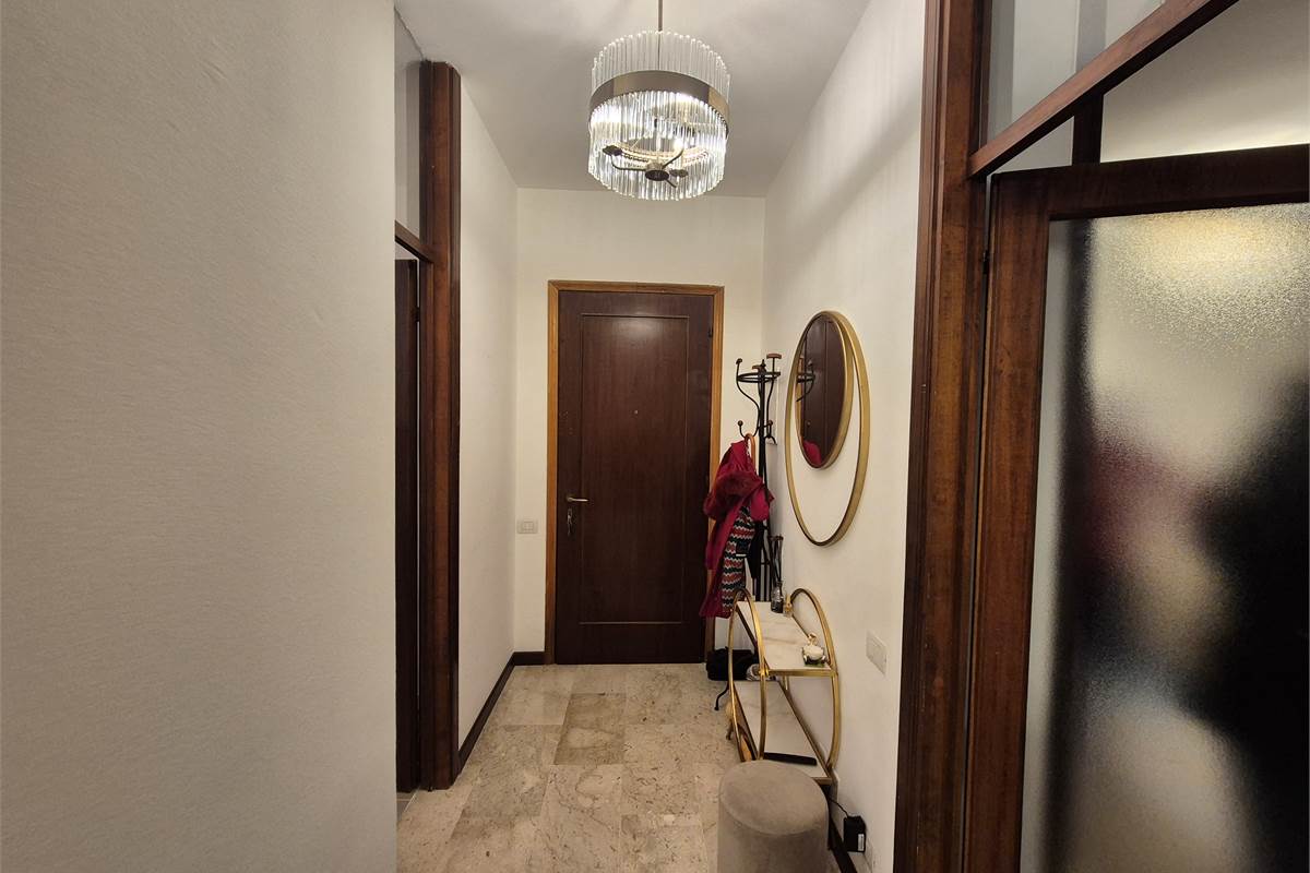 Trilocale a Lipomo con autorimessa e cantina