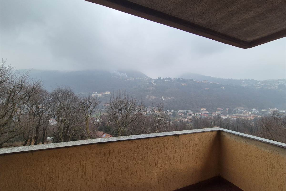 Trilocale a Lipomo con autorimessa e cantina