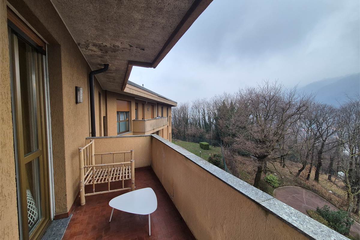 Trilocale a Lipomo con autorimessa e cantina