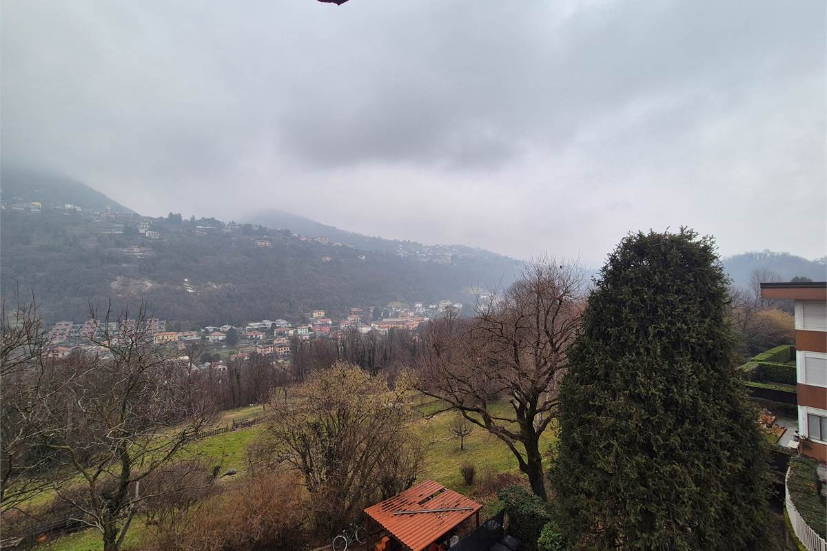 Trilocale a Lipomo con autorimessa e cantina