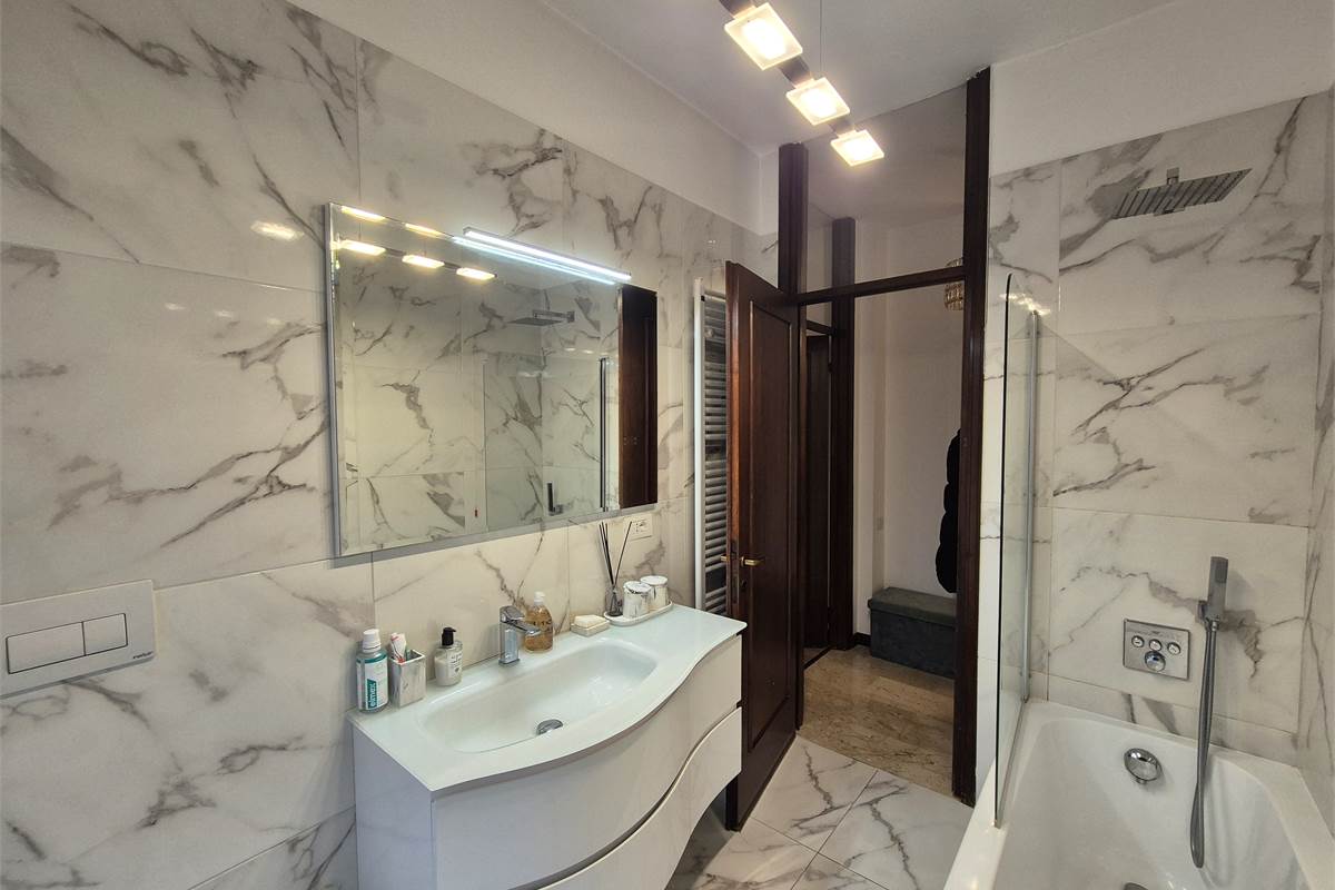 Trilocale a Lipomo con autorimessa e cantina