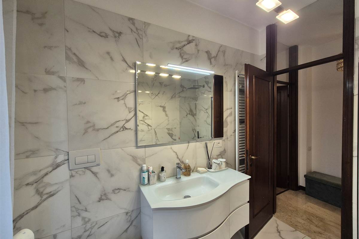 Trilocale a Lipomo con autorimessa e cantina