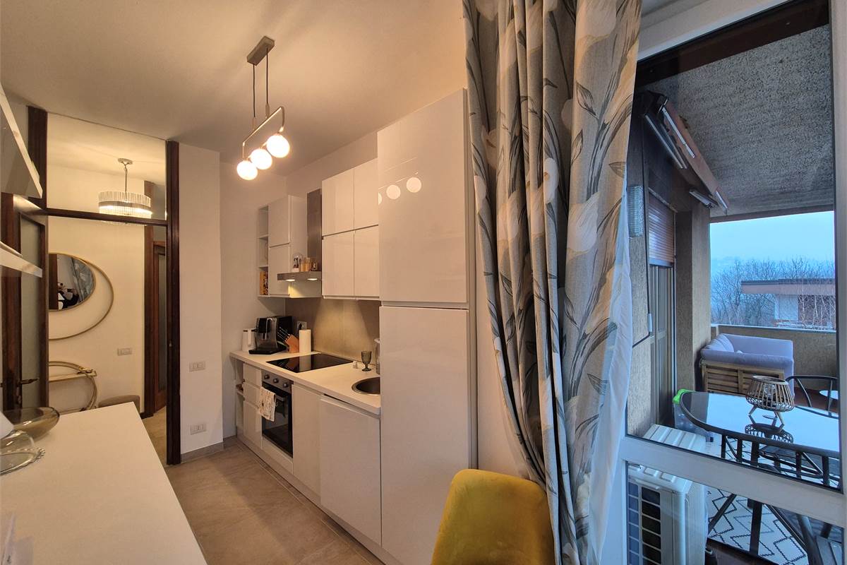 Trilocale a Lipomo con autorimessa e cantina