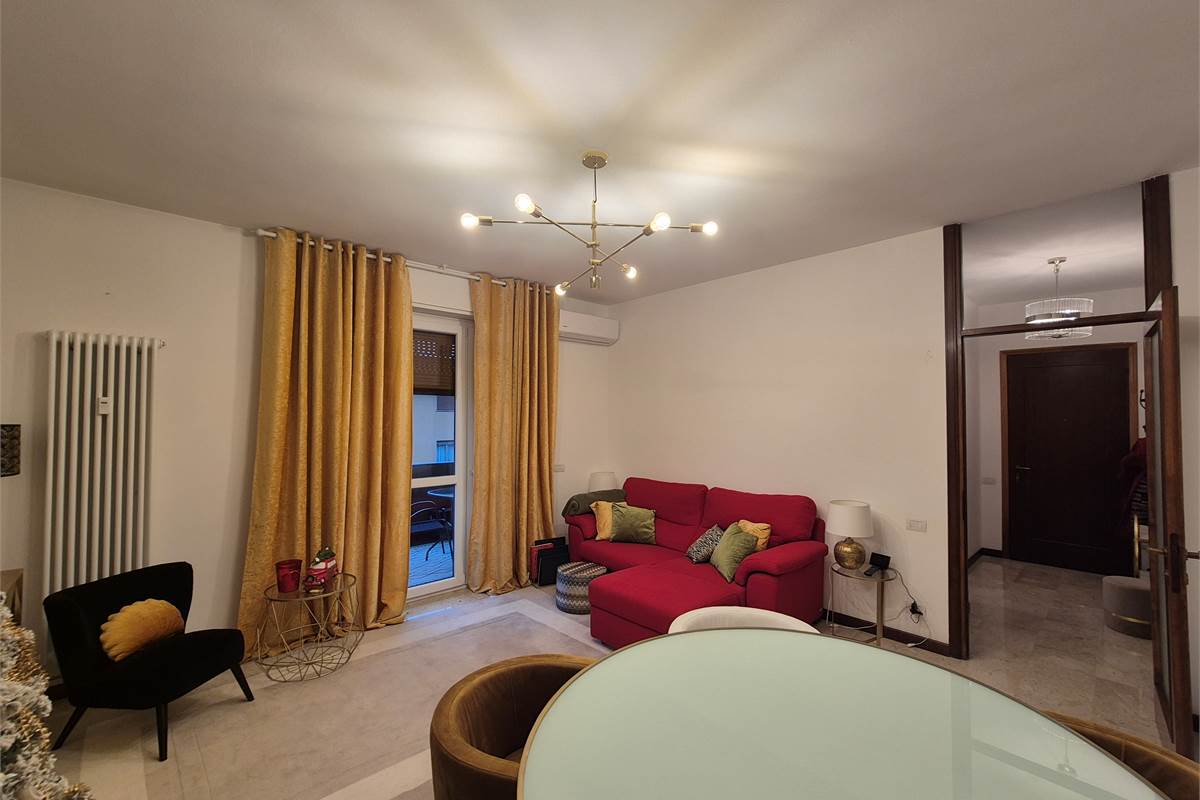 Trilocale a Lipomo con autorimessa e cantina