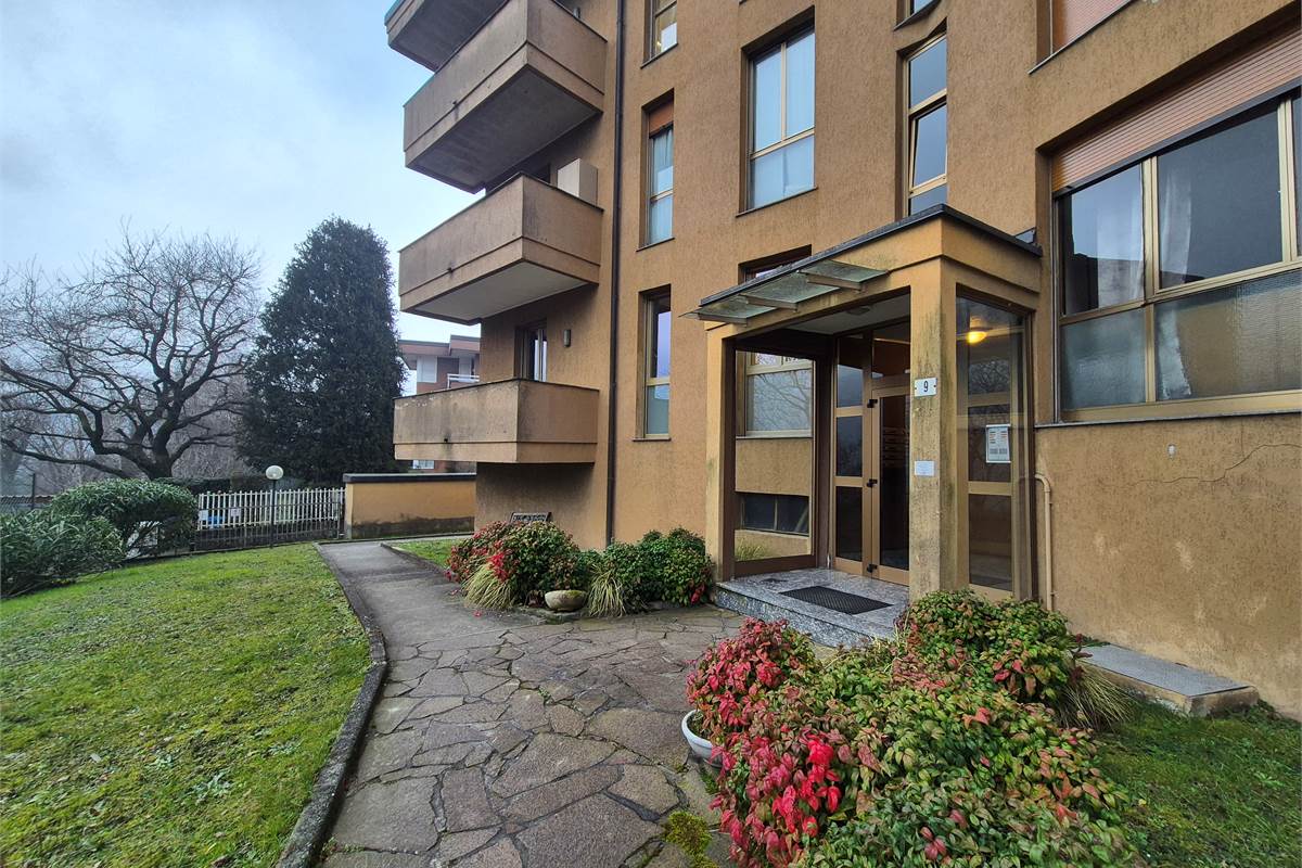 Trilocale a Lipomo con autorimessa e cantina