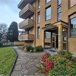 Trilocale a Lipomo con autorimessa e cantina