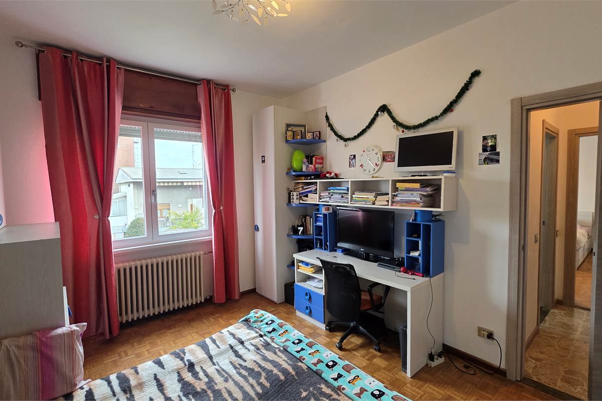 Ampio quadrilocale con GIARDINO privato a Carugo e box doppio