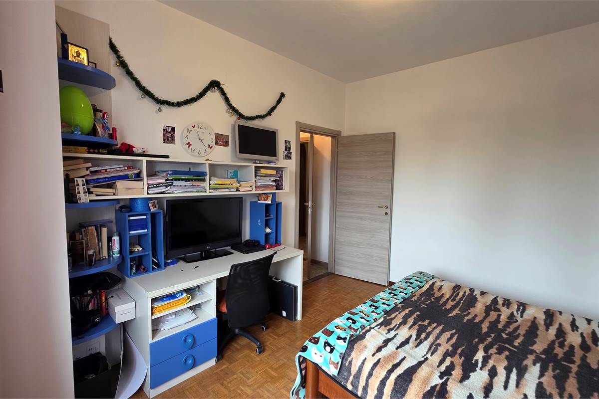 Ampio quadrilocale con GIARDINO privato a Carugo e box doppio