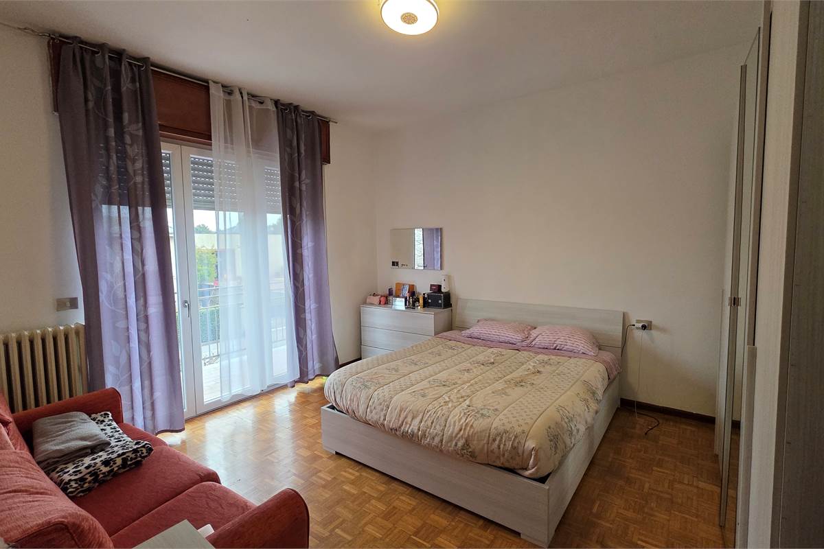 Ampio quadrilocale con GIARDINO privato a Carugo e box doppio