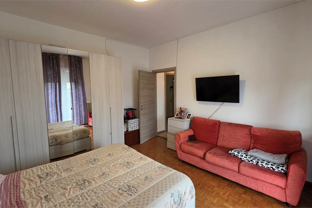 Ampio quadrilocale con GIARDINO privato a Carugo e box doppio