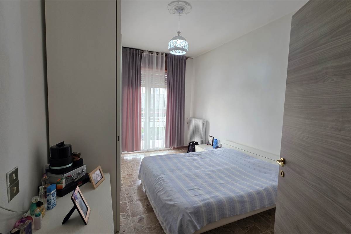 Ampio quadrilocale con GIARDINO privato a Carugo e box doppio