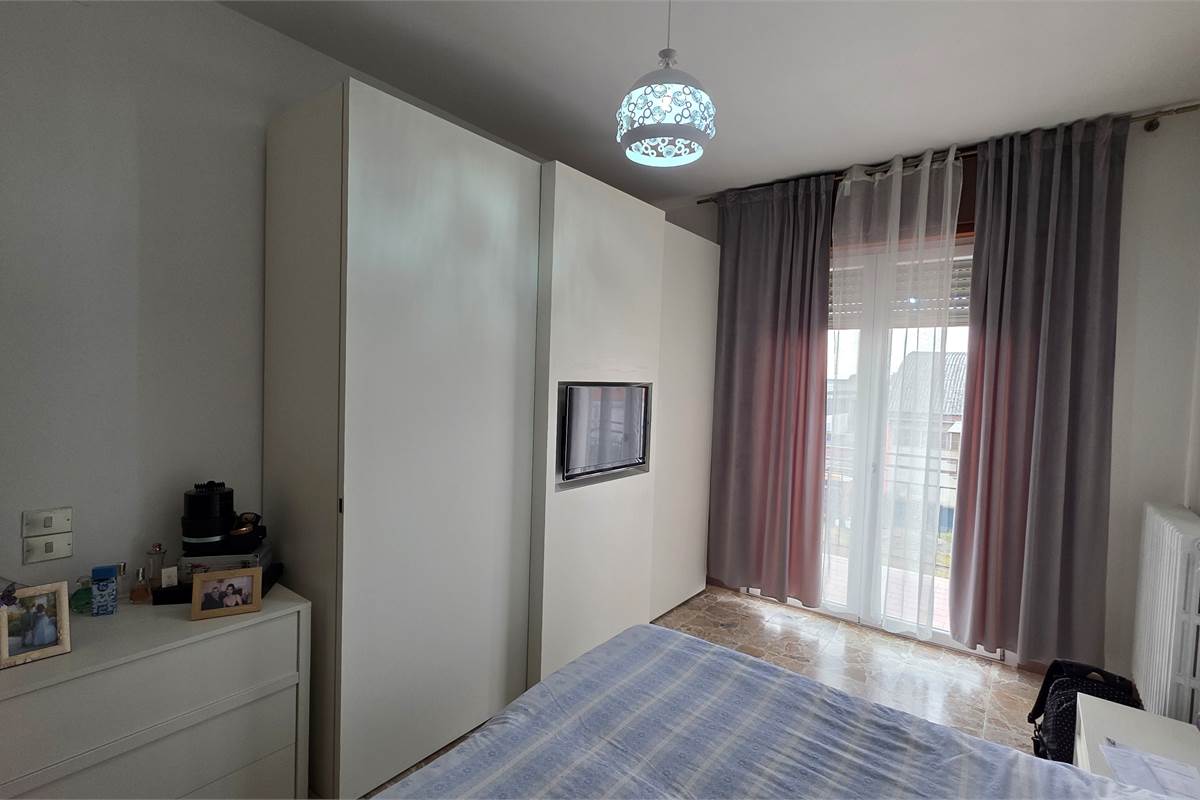 Ampio quadrilocale con GIARDINO privato a Carugo e box doppio