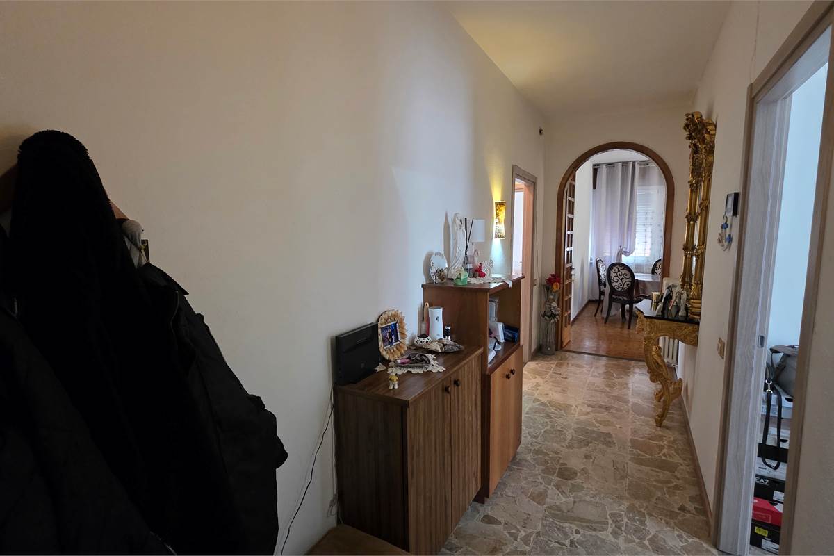 Ampio quadrilocale con GIARDINO privato a Carugo e box doppio