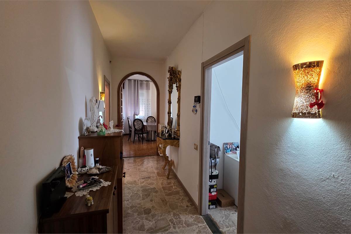 Ampio quadrilocale con GIARDINO privato a Carugo e box doppio