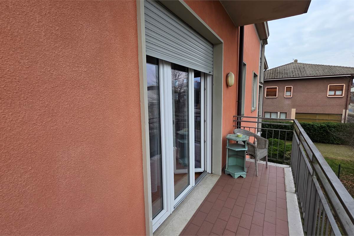 Ampio quadrilocale con GIARDINO privato a Carugo e box doppio