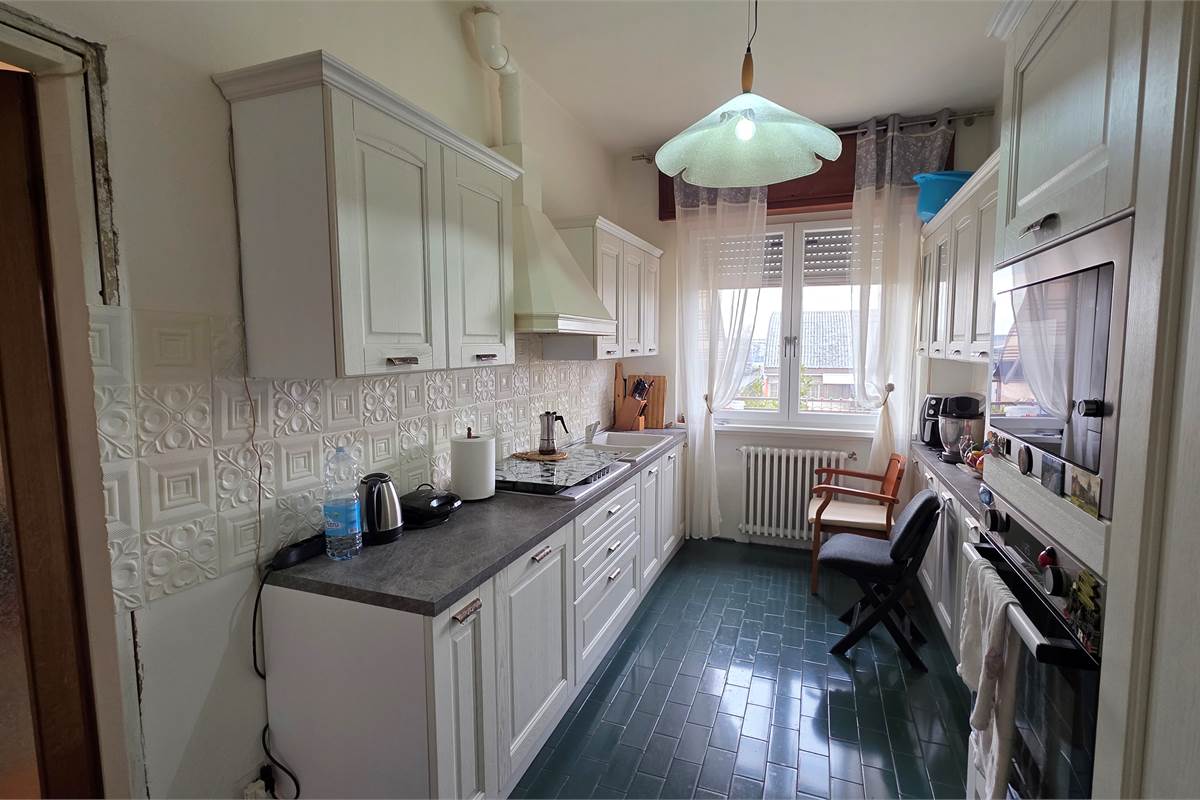 Ampio quadrilocale con GIARDINO privato a Carugo e box doppio