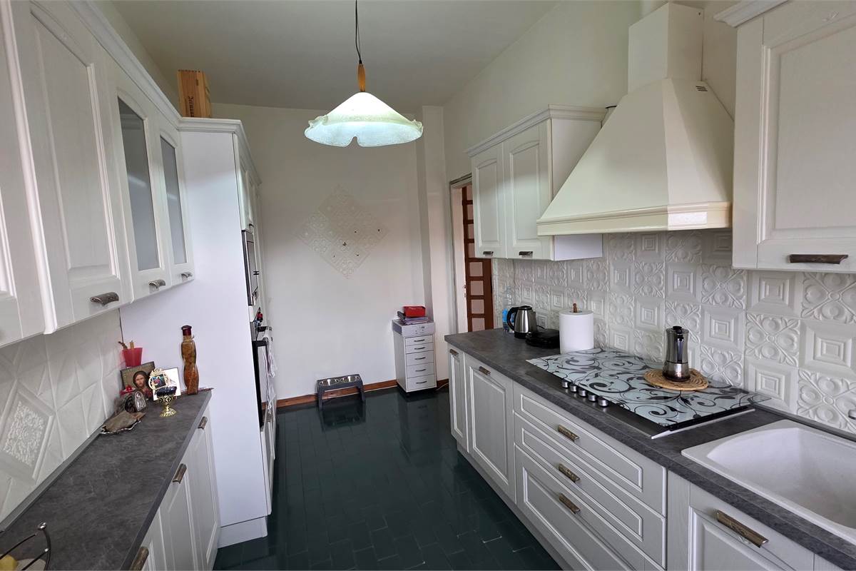 Ampio quadrilocale con GIARDINO privato a Carugo e box doppio