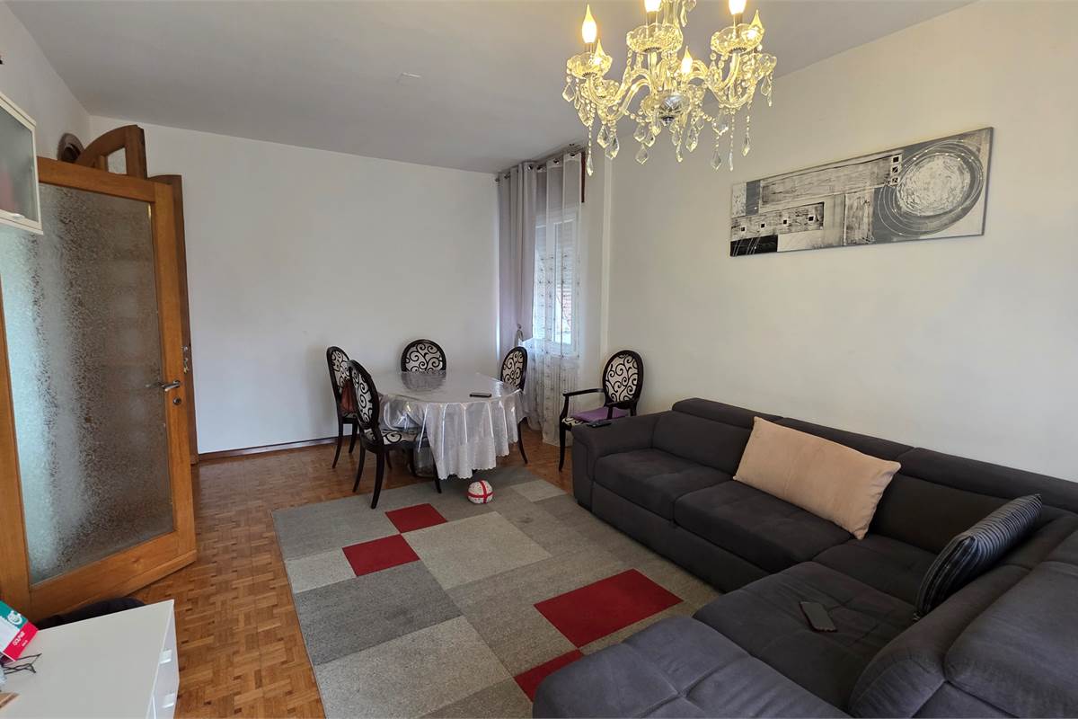 Ampio quadrilocale con GIARDINO privato a Carugo e box doppio