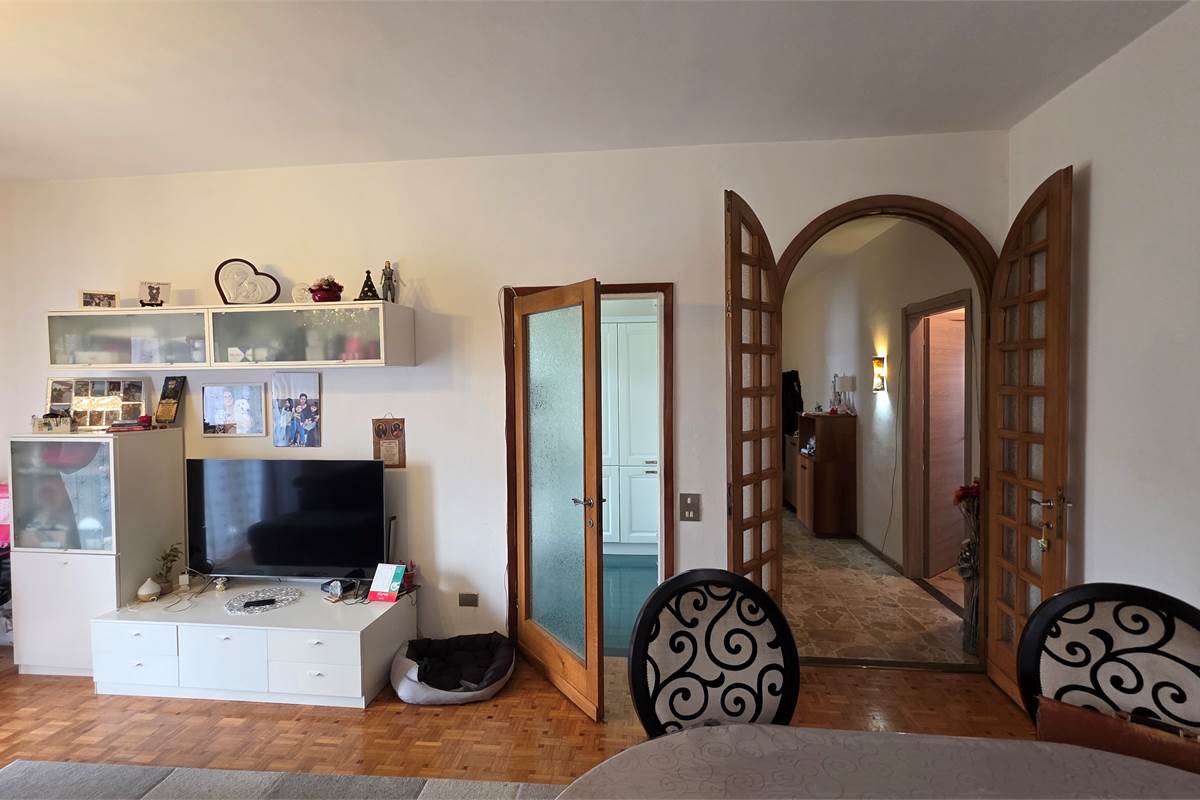 Ampio quadrilocale con GIARDINO privato a Carugo e box doppio