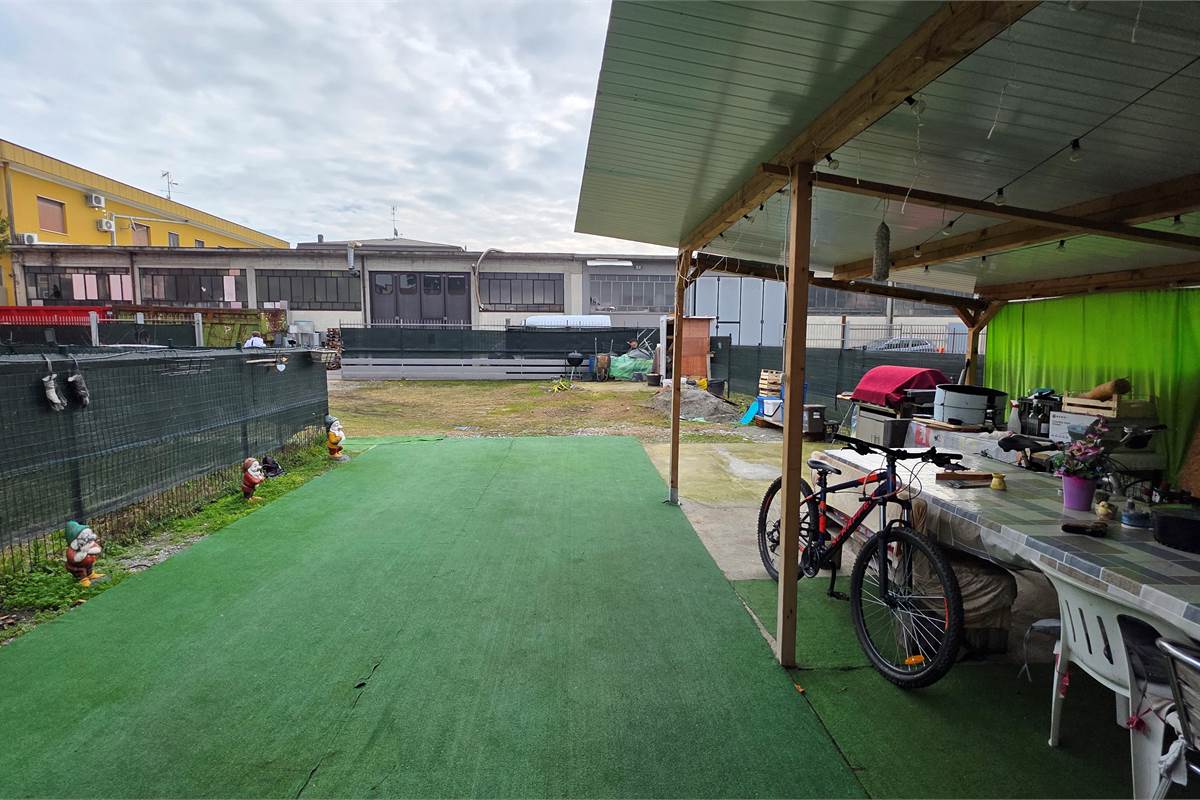 Ampio quadrilocale con GIARDINO privato a Carugo e box doppio