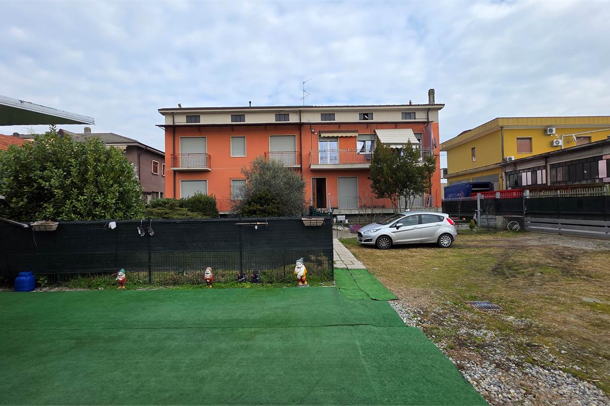 Ampio quadrilocale con GIARDINO privato a Carugo e box doppio