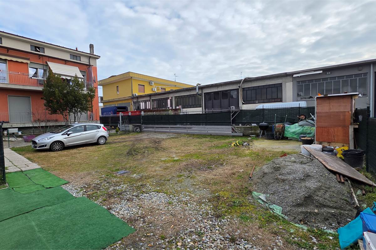 Ampio quadrilocale con GIARDINO privato a Carugo e box doppio