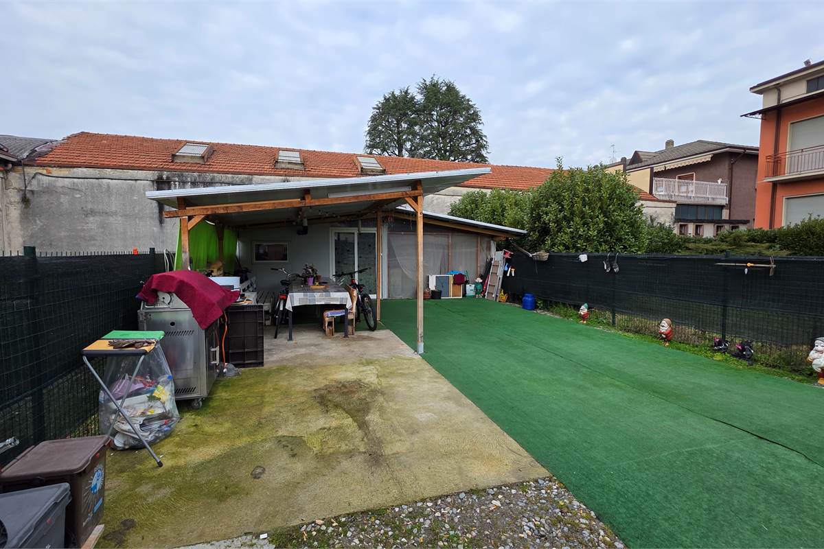 Ampio quadrilocale con GIARDINO privato a Carugo e box doppio