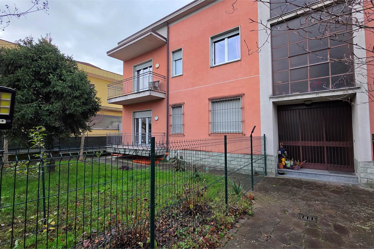 Porzione di casa a Carugo con due appartamenti 